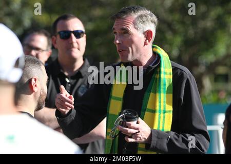 Sydney, Australie. 4th décembre 2022. Des foules immenses ont assisté au parc Tumbalong, Darling Harbour, pour regarder les soceroos perdre à l'Argentine 2-1 lors du match de la coupe du monde de 16. Photo : le Premier Dominic Perrottet de Nouvelle-Galles du Sud rencontre des gens après le match. Credit: Richard Milnes/Alamy Live News Banque D'Images