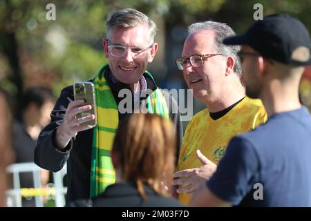 Sydney, Australie. 4th décembre 2022. Des foules immenses ont assisté au parc Tumbalong, Darling Harbour, pour regarder les soceroos perdre à l'Argentine 2-1 lors du match de la coupe du monde de 16. Photo : le Premier Dominic Perrottet de Nouvelle-Galles du Sud rencontre des gens après le match. Credit: Richard Milnes/Alamy Live News Banque D'Images