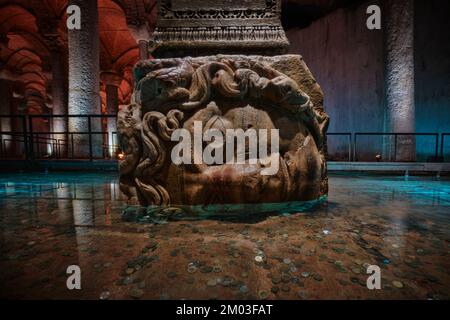 Istanbul, Turquie - 4 décembre 2022 : vue intérieure illuminée de la Citerne Basilique ou Yerebatan Sarnici et de la tête de sculpture de medusa comme base de colonne Banque D'Images
