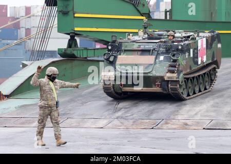 Gdynia, Pologne. 3rd décembre 2022. Arrivée de l'armée américaine 2nd Brigade blindée équipe de combat, 1st Division d'infanterie équipement militaire en théâtre comme support Atlantic Resolve © Wojciech Strozyk / Alay Live News Banque D'Images