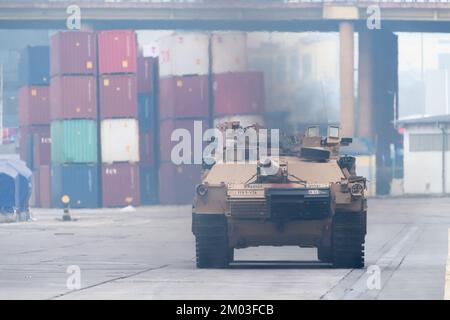 Gdynia, Pologne. 3rd décembre 2022. Arrivée de l'armée américaine 2nd Brigade blindée équipe de combat, 1st Division d'infanterie équipement militaire en théâtre comme support Atlantic Resolve © Wojciech Strozyk / Alay Live News Banque D'Images