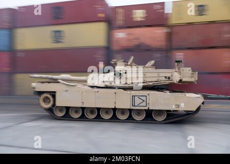 Gdynia, Pologne. 3rd décembre 2022. Arrivée de l'armée américaine 2nd Brigade blindée équipe de combat, 1st Division d'infanterie équipement militaire en théâtre comme support Atlantic Resolve © Wojciech Strozyk / Alay Live News Banque D'Images