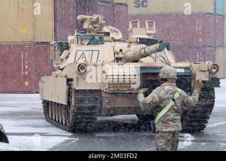 Gdynia, Pologne. 3rd décembre 2022. Arrivée de l'armée américaine 2nd Brigade blindée équipe de combat, 1st Division d'infanterie équipement militaire en théâtre comme support Atlantic Resolve © Wojciech Strozyk / Alay Live News Banque D'Images