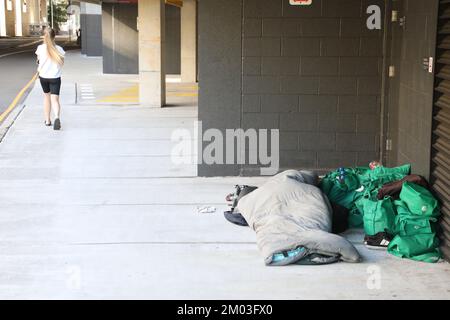 Sydney, Australie. 4th décembre 2022. Les sans-abri dormaient le long de Darling Drive tandis que le match de la coupe du monde de Socceroos était présenté à des milliers de personnes juste à côté d'eux. Credit: Richard Milnes/Alamy Live News Banque D'Images