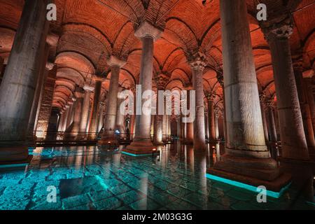 Istanbul, Turquie - 4 décembre 2022 : vue intérieure éclairée sur la Citerne Basilique ou Yerebatan Sarnici dans le quartier de Sultanahmet Banque D'Images