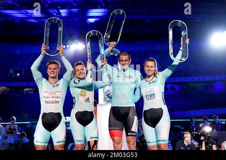 l-r; Matthew Richardson, champion général de sprint pour hommes, Mathilde gros, champion général de sprint pour femmes, Claudio Imhof, champion général d'endurance pour hommes et Jennifer Valente, championne générale d'endurance pour femmes, au cours de la deuxième journée de l'UCI Track Champions League 2022 à Lee Valley Volopark, Londres. Date de la photo: Samedi 3 décembre 2022. Banque D'Images