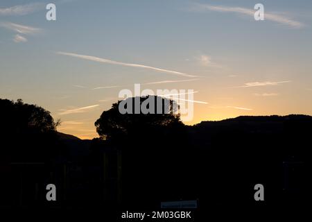 ciel parsemé de pistes d'avion au crépuscule en automne Banque D'Images