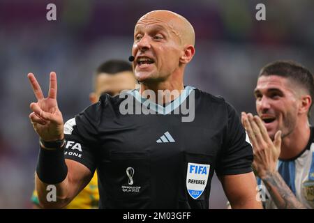 AR Rayyan, Qatar. 03rd décembre 2022. L'arbitre Szymon Marciniak, de Pologne, réagit lors de la coupe du monde de la FIFA, au Qatar, lors du match 2022 de 16 entre l'Argentine et l'Australie au stade Ahmad Bin Ali, AR-Rayyan, Qatar, le 3 décembre 2022. Photo de Peter Dovgan. Utilisation éditoriale uniquement, licence requise pour une utilisation commerciale. Aucune utilisation dans les Paris, les jeux ou les publications d'un seul club/ligue/joueur. Crédit : UK Sports pics Ltd/Alay Live News Banque D'Images