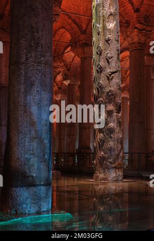 Istanbul, Turquie - 4 décembre 2022 : vue intérieure illuminée de la Citerne Basilique ou Yerebatan Sarnici et de la colonne de l'oeil de Hen détaillé dans Sultanahmet Banque D'Images