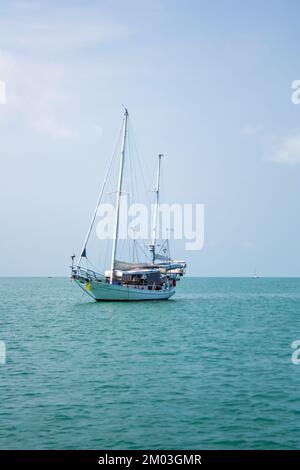 Voilier dans la baie de l'île de Koh Samui Banque D'Images