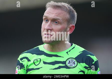 Nailsworth, Royaume-Uni. 03rd décembre 2022. Dylan McGeouch #4 de Forest Green Rovers parle au linesman pendant le match de Sky Bet League 1 Forest Green Rovers vs Cambridge United à New Lawn, Nailsworth, Royaume-Uni, 3rd décembre 2022 (photo de Gareth Evans/News Images) à Nailsworth, Royaume-Uni, le 12/3/2022. (Photo de Gareth Evans/News Images/Sipa USA) Credit: SIPA USA/Alay Live News Banque D'Images