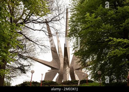 Photo du monument principal du Mémorial de Kosž, en béton sur les montagnes de Kosž, également appelé spomenik borcima kosmajskog odreda . Ceci Banque D'Images