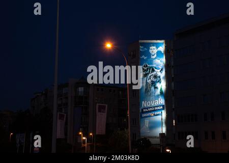 Photo d'une affiche louant Novak Djokovic dans les rues de Belgrade, en Serbie, la nuit. Novak Djokovic est un joueur de tennis professionnel serbe. Il moi Banque D'Images