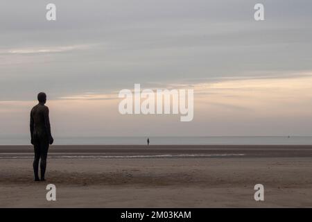 Antony Gormley's Another place, Crosby Beach, Waterloo Merseyside, Angleterre, Royaume-Uni Banque D'Images