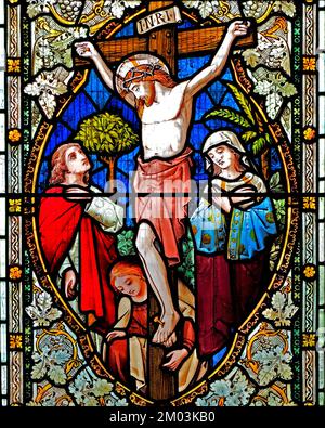 La Crucifixion de Jésus, vitrail, par Ward & Hughes, 1869, Stanhoe, Norfolk, Angleterre, ROYAUME-UNI Banque D'Images