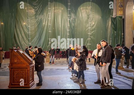 Photo d'un groupe de personnes priant dans l'église de l'harm svetog Save à belgrade, Serbie, pendant le Noël orthodoxe, pendant la nuit de badnjak. Banque D'Images