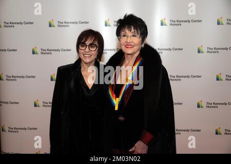 La précédente lauréates du Kennedy Center Chita Rivera et la fille Lisa Mordente arrivent pour le dîner de l'artiste officiel en l'honneur des récipiendaires des distinctions honorifiques annuelles 45th du Kennedy Center au département d'État de Washington, DC, samedi, 3 décembre 2022. Les 2022 lauréats sont : l'acteur et réalisateur George Clooney ; l'auteur-compositeur-compositeur-interprète contemporain chrétien et pop Amy Grant ; le chanteur légendaire de Soul, Gospel, R&B et pop Gladys Knight ; le compositeur, chef d'orchestre et éducateur américain d'origine cubaine Tania León ; Et le légendaire groupe de rock irlandais U2, composé de membres du groupe Bono, The Edge, Adam Clayton et Larry Mu Banque D'Images