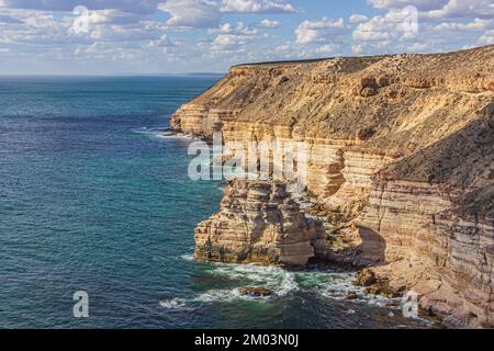 La vue de Castle Cove avec une formation de roche côtière précaire appelée Rock Island dans le parc national de Kalbarri, en Australie. Banque D'Images