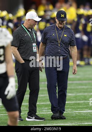 Indianapolis, États-Unis. 03rd décembre 2022. Jim Harbaugh (R), entraîneur-chef de Michigan Wolverines, s'entretient avec Jeff Brohm, entraîneur-chef de Purdue Boilermakers, avant le début du match du Big Ten Championship à Indianapolis, Indiana, samedi, 3 décembre 2022. Photo par Aaron Josefczyk/UPI crédit: UPI/Alay Live News Banque D'Images