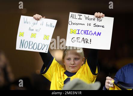 Indianapolis, États-Unis. 03rd décembre 2022. Un jeune fan des wolverines du Michigan tient des signes avant le début du match du Big Ten Championship contre les constructeurs de bateaux de la Purdue à Indianapolis, Indiana, samedi, 3 décembre 2022. Photo par Aaron Josefczyk/UPI crédit: UPI/Alay Live News Banque D'Images