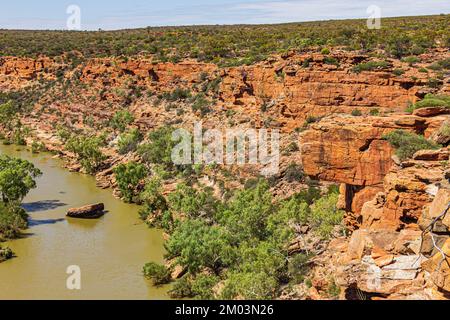 La vue de la gorge de Murchison River avec la formation de roches surplomb appelée Hawk's Head dans le parc national de Kalbarri, en Australie. Banque D'Images