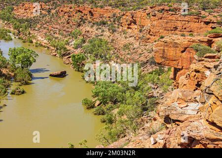 La vue de la gorge de Murchison River avec la formation de roches surplomb appelée Hawk's Head dans le parc national de Kalbarri, en Australie. Banque D'Images