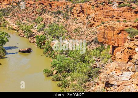 La vue de la gorge de Murchison River avec la formation de roches surplomb appelée Hawk's Head dans le parc national de Kalbarri, en Australie. Banque D'Images