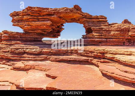 Une formation naturelle emblématique appelée la fenêtre nature, qui est une ouverture érodée par le vent dans le grès en couches du parc national de Kalbarri, en Australie. Banque D'Images