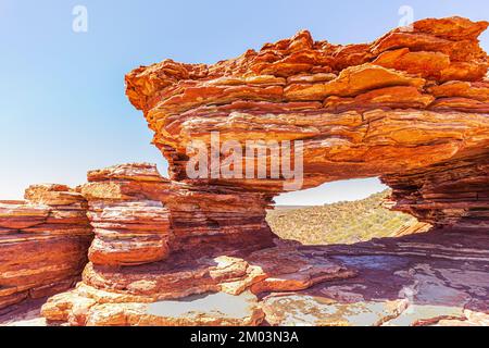 Une formation naturelle emblématique appelée la fenêtre nature, qui est une ouverture érodée par le vent dans le grès en couches du parc national de Kalbarri, en Australie. Banque D'Images