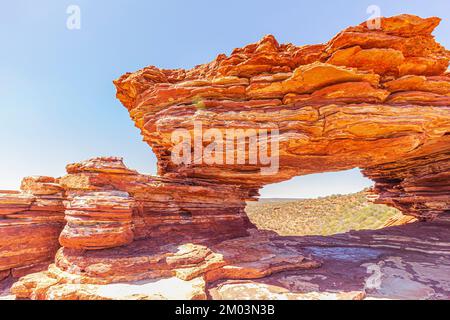 Une formation naturelle emblématique appelée la fenêtre nature, qui est une ouverture érodée par le vent dans le grès en couches du parc national de Kalbarri, en Australie. Banque D'Images