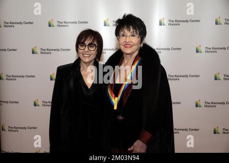 Washington DC, États-Unis. 03rd décembre 2022. La précédente lauréates du Kennedy Center Chita Rivera et la fille Lisa Mordente arrivent pour le dîner de l'artiste officiel en l'honneur des récipiendaires des distinctions honorifiques annuelles 45th du Kennedy Center au département d'État de Washington, DC, samedi, 3 décembre 2022. Crédit : UPI/Alay Live News Banque D'Images