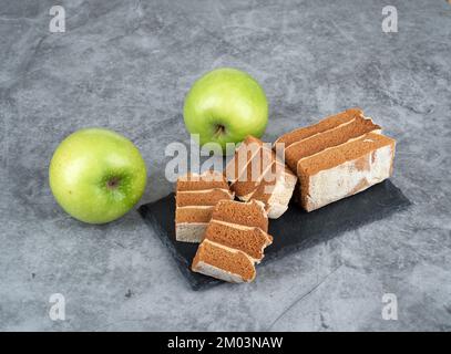 Pastille de pomme hachée en morceaux sur un plateau de service en pierre. Copier l'espace. Banque D'Images