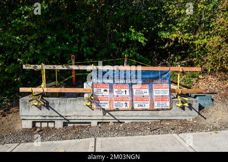 BELLEVUE, WA, États-Unis – 1 OCTOBRE 2022 : station de base 5G, chantier de construction de nouveaux équipements de technologie sans fil dans une voûte souterraine Banque D'Images