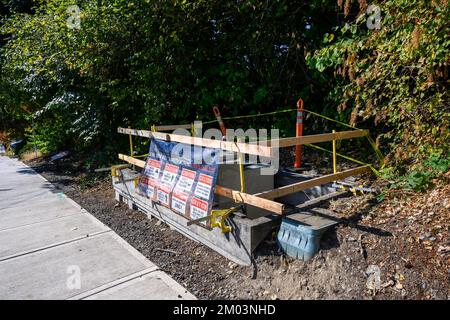 BELLEVUE, WA, États-Unis – 1 OCTOBRE 2022 : station de base 5G, chantier de construction de nouveaux équipements de technologie sans fil dans une voûte souterraine Banque D'Images