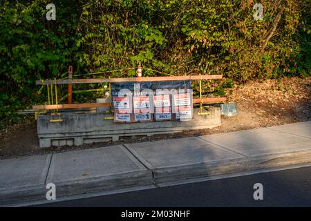 BELLEVUE, WA, États-Unis – 1 OCTOBRE 2022 : station de base 5G, chantier de construction de nouveaux équipements de technologie sans fil dans une voûte souterraine Banque D'Images