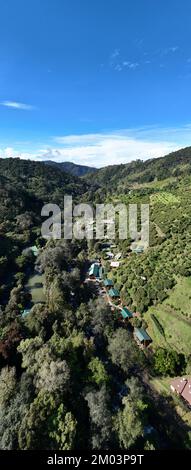 Vue aérienne des montagnes de San Gerardo de Dota près de la rivière Savegre au Costa Rica Banque D'Images