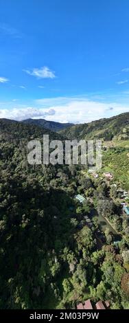 Vue aérienne des montagnes de San Gerardo de Dota près de la rivière Savegre au Costa Rica Banque D'Images