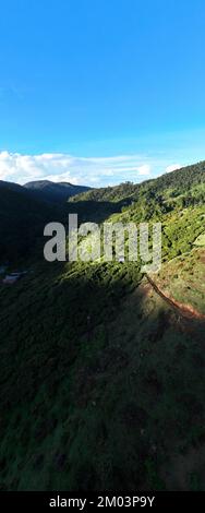 Vue aérienne des montagnes de San Gerardo de Dota près de la rivière Savegre au Costa Rica Banque D'Images