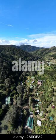 Vue aérienne des montagnes de San Gerardo de Dota près de la rivière Savegre au Costa Rica Banque D'Images