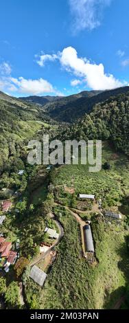 Vue aérienne des montagnes de San Gerardo de Dota près de la rivière Savegre au Costa Rica Banque D'Images