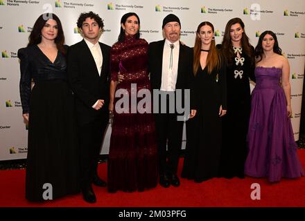 The Edge, son épouse, Morleigh Steinberg, et ses enfants arrivent pour le dîner de l'artiste officiel en l'honneur des récipiendaires des prix du Kennedy Centre annuel 45th au Département d'État à Washington, D.C., samedi, 3 décembre 2022. Les 2022 lauréats sont : l'acteur et réalisateur George Clooney ; l'auteur-compositeur-compositeur-interprète contemporain chrétien et pop Amy Grant ; le chanteur légendaire de Soul, Gospel, R&B et pop Gladys Knight ; le compositeur, chef d'orchestre et éducateur américain d'origine cubaine Tania León ; Et le légendaire groupe de rock irlandais U2, composé de membres du groupe Bono, The Edge, Adam Clayton et Larry Mullen Jr Crédit : Banque D'Images