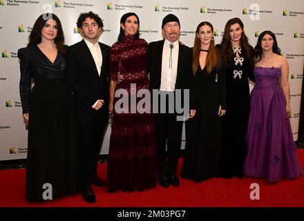 Washington DC, États-Unis. 03rd décembre 2022. The Edge, son épouse, Morleigh Steinberg, et ses enfants arrivent pour le dîner de l'artiste officiel en l'honneur des récipiendaires des prix annuels 45th du Kennedy Center au Département d'État à Washington, DC, samedi, 3 décembre 2022. Crédit : UPI/Alay Live News Banque D'Images