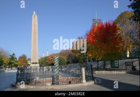 Colonne en serpentin (turc : Yilanlı Sutun) derrière Obélisque sur la place de l'hippodrome de Sultanahmet, dans le district d'Eminonu à Istanbul, en Turquie. Banque D'Images