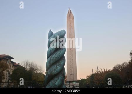 Colonne en serpentin (turc : Yilanlı Sutun) derrière Obélisque sur la place de l'hippodrome de Sultanahmet, dans le district d'Eminonu à Istanbul, en Turquie. Banque D'Images