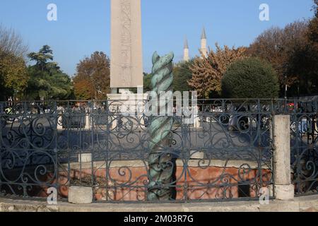 Colonne en serpentin (turc : Yilanlı Sutun) derrière Obélisque sur la place de l'hippodrome de Sultanahmet, dans le district d'Eminonu à Istanbul, en Turquie. Banque D'Images