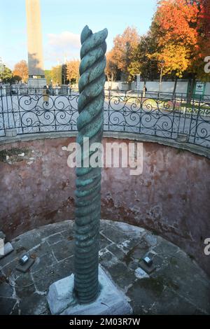 Colonne en serpentin (turc : Yilanlı Sutun) sur la place de l'hippodrome Sultanahmet, dans le district d'Eminonu à Istanbul, en Turquie. Banque D'Images