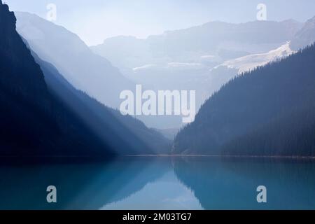 Brume fumée, pollution de l'air par les feux de forêt au-dessus du lac Louise et du glacier Victoria dans le parc national Banff, Alberta, Canada Banque D'Images