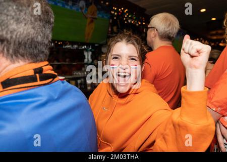 New York, New York, États-Unis. 3rd décembre 2022. Les fans de l'équipe de football des pays-Bas réagissant et buvant pendant le match contre les États-Unis à la coupe du monde du Qatar au Hurley's Saloon. En remportant le jeu, l'équipe des pays-Bas a progressé jusqu'au quart de finale et jouera soit l'équipe Argentine ou l'équipe d'Australie qui se jouent les uns les autres plus tard dans la journée. (Credit image: © Lev Radin/Pacific Press via ZUMA Press Wire) Credit: ZUMA Press, Inc./Alamy Live News Banque D'Images