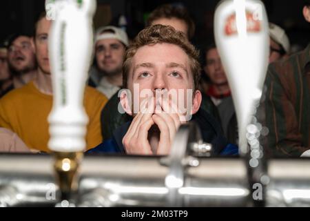 New York, New York, États-Unis. 3rd décembre 2022. Les fans de l'équipe de football des États-Unis ont réagi pendant le match contre les pays-Bas à la coupe du monde du Qatar au Smithfield Hall. En remportant le jeu, l'équipe des pays-Bas a progressé jusqu'au quart de finale et jouera soit l'équipe Argentine ou l'équipe d'Australie qui se jouent les uns les autres plus tard dans la journée. (Credit image: © Lev Radin/Pacific Press via ZUMA Press Wire) Credit: ZUMA Press, Inc./Alamy Live News Banque D'Images