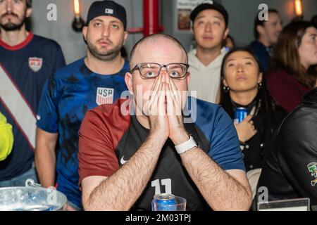 New York, New York, États-Unis. 3rd décembre 2022. Les fans de l'équipe de football des États-Unis ont réagi pendant le match contre les pays-Bas à la coupe du monde du Qatar au Smithfield Hall. En remportant le jeu, l'équipe des pays-Bas a progressé jusqu'au quart de finale et jouera soit l'équipe Argentine ou l'équipe d'Australie qui se jouent les uns les autres plus tard dans la journée. (Credit image: © Lev Radin/Pacific Press via ZUMA Press Wire) Credit: ZUMA Press, Inc./Alamy Live News Banque D'Images